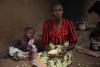 Femme avec son enfant mangeant un légume racine © Ten Billions, festival ALIMENTERRE édition 2016