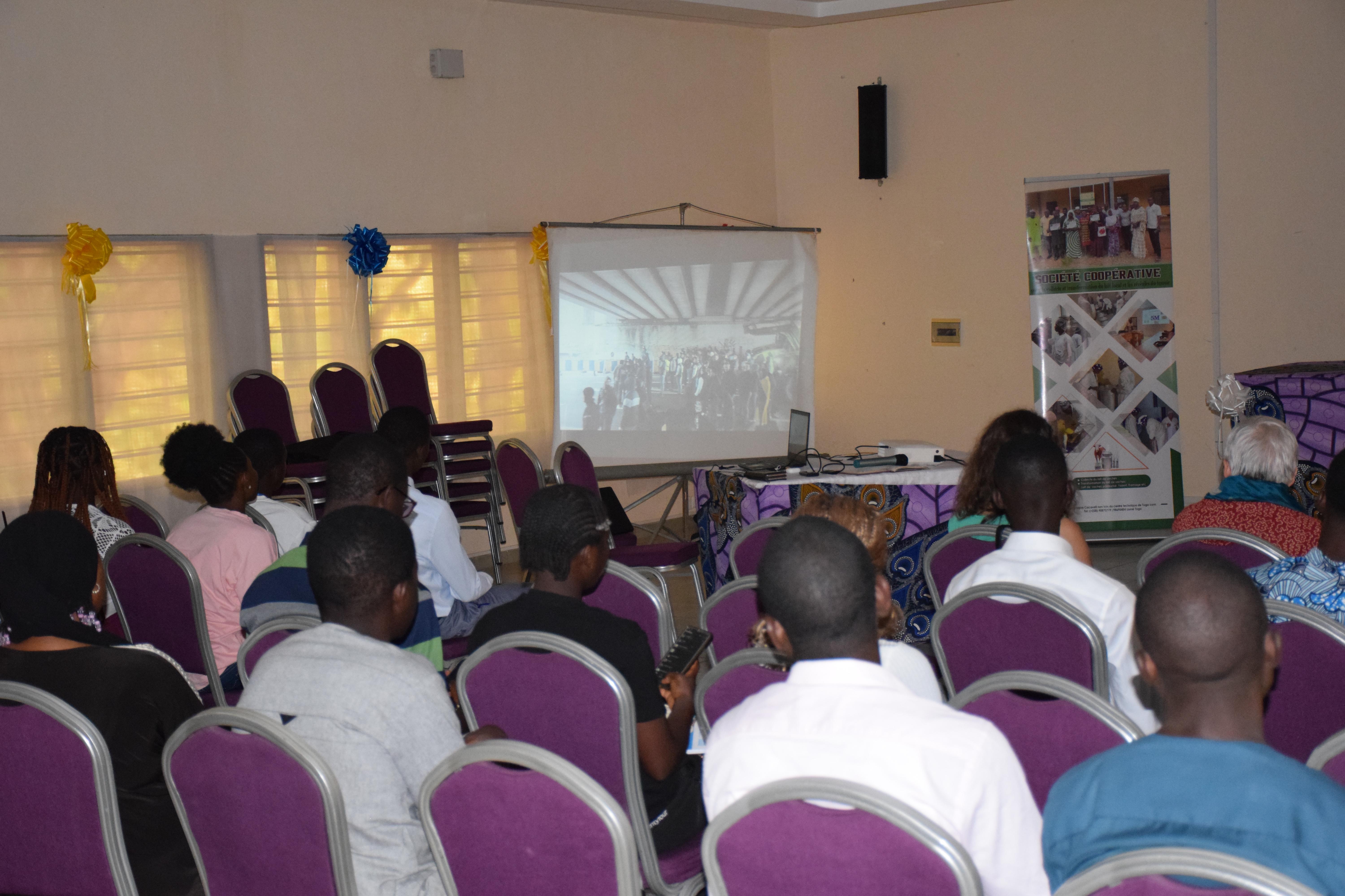 Public de la projection de Trainée de Poudre au Togo