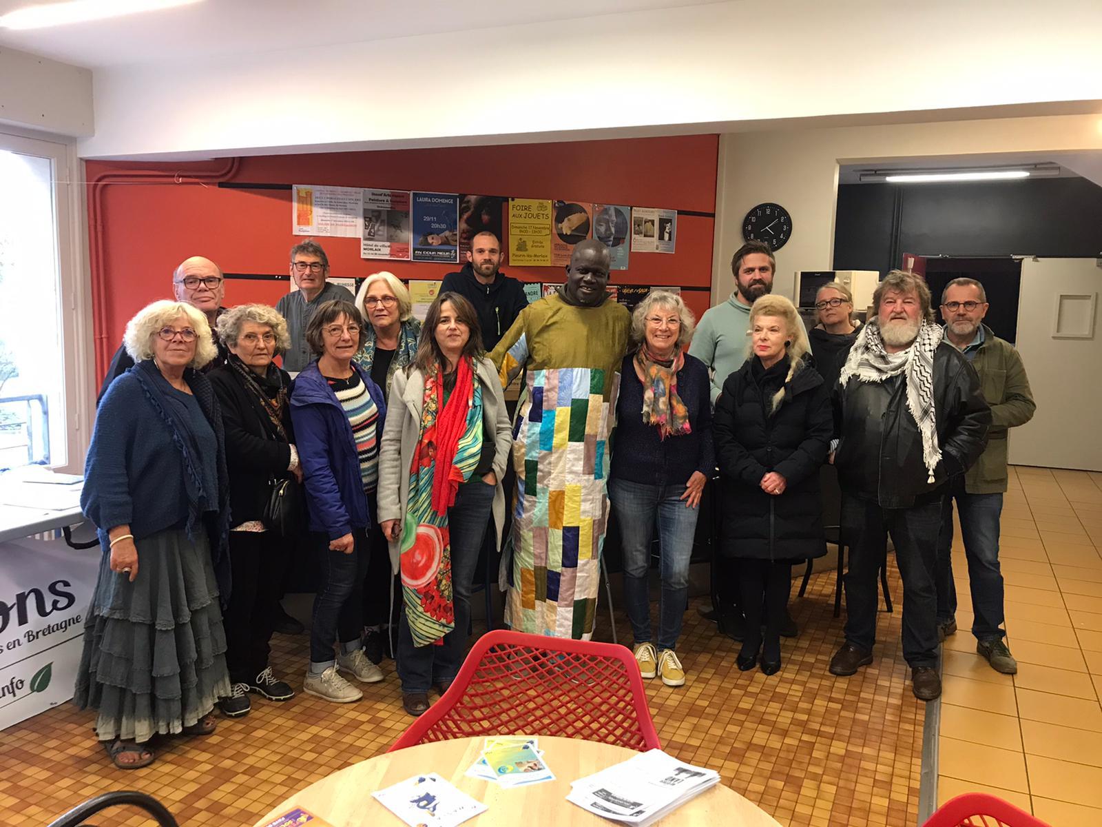 Photo de groupe lors de la tournée d'Abdou Karim en France