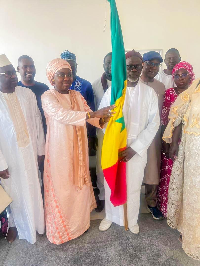 Membres de la CONAPED tenant un drapeau sénégalais