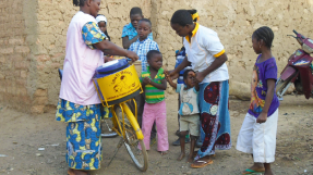 Vente de bouillies locales fortifiées, Ouagadougou © Gret