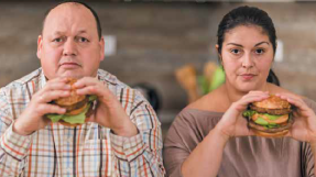 Couple avec des hamburgers © Skynecher - IStock